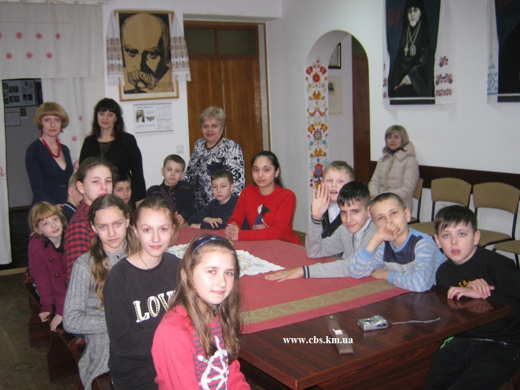 Школярам запропонували екскурсію в Хмельницьке міське Товариство української мови імені Тараса Шевченка «Просвіта»